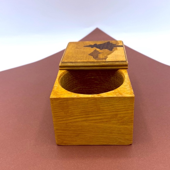 Beautiful Tree And Mountain Inlay Trinket Box - Picture 4 of 5